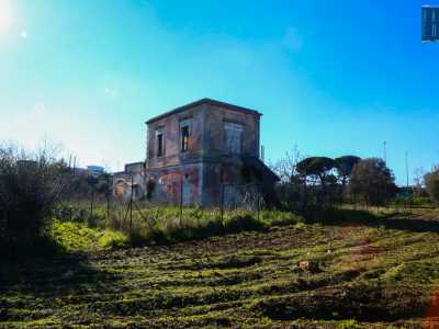 A met� del cammino intravediamo sulla sinistra anche un�antica masseria...